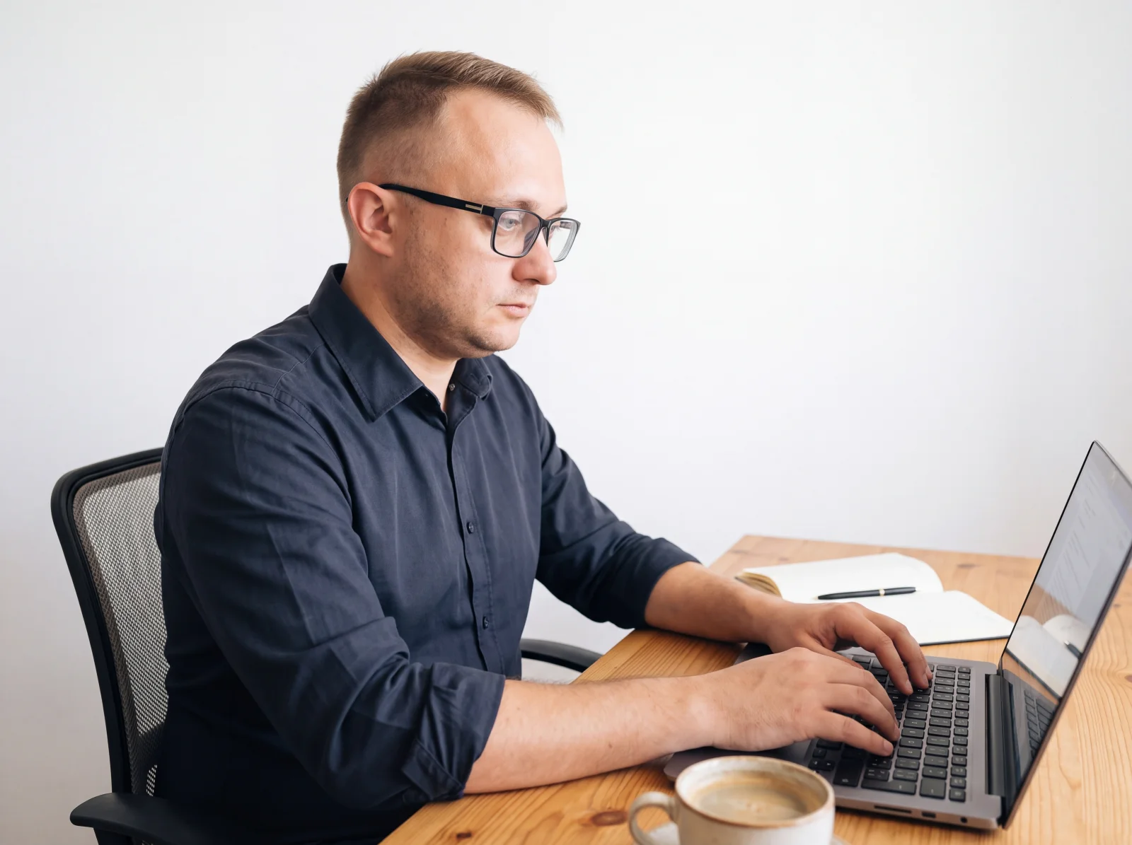 Владимир Коновалов за работой